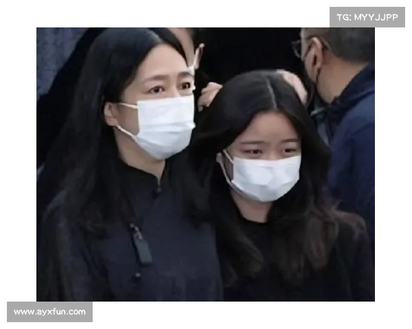 刘德华女儿首次亮相,遗传父母优良基因,高鼻梁大眼睛成为焦点 刘德华女儿首次亮相,遗传父母优良基因,高鼻梁大眼睛成为焦点